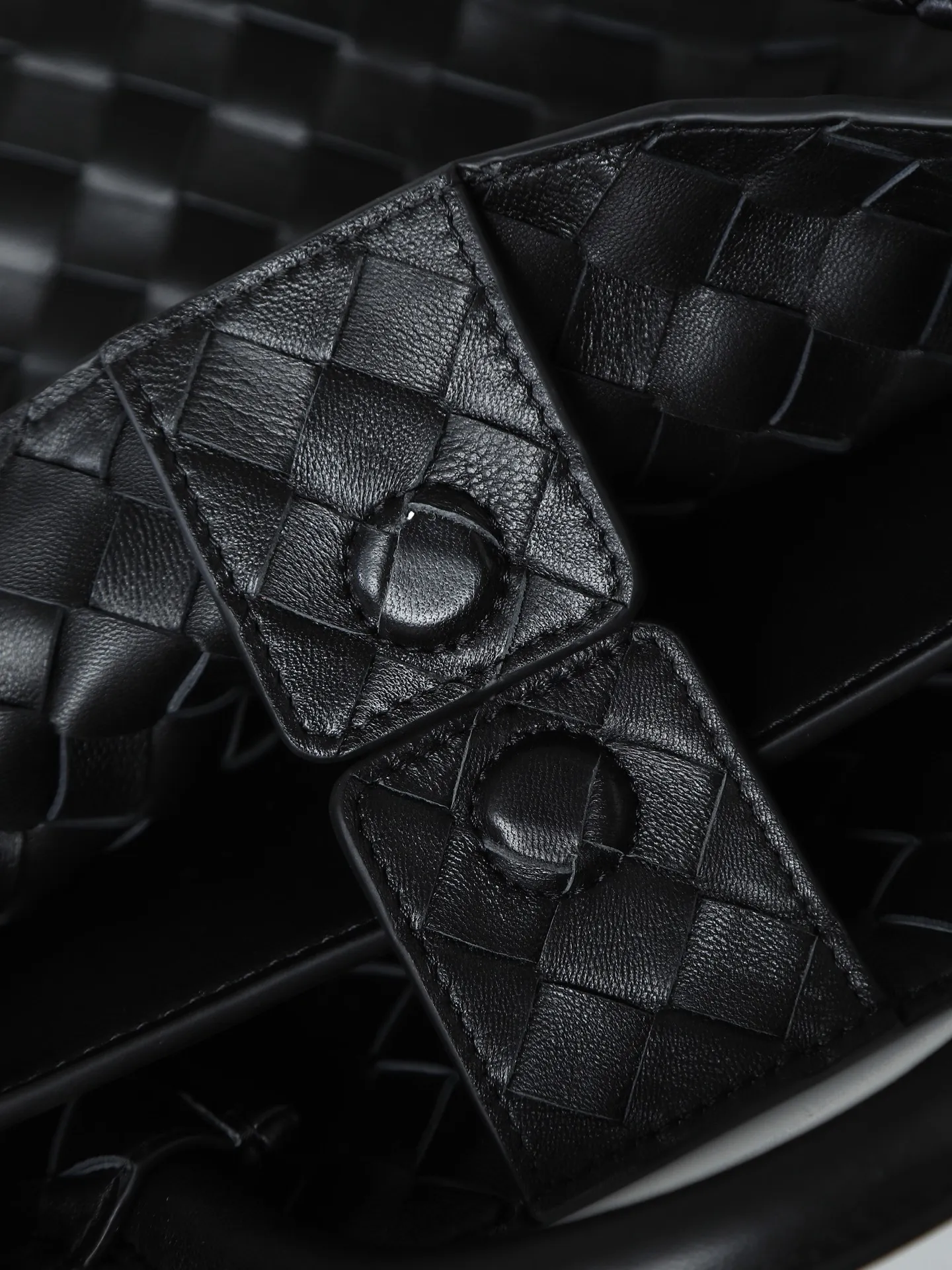 1550. Andiamo is shipping‼ ️Really popular🔥The new Andiamo woven handbag launched by Bottega Veneta this season is really popular all over the world! ! Celebrities at home and abroad have worn it, and Oscar-winning actress Michelle Yeoh has taken it out on the street. Song Jia, Trai Yala, Yu Feihong, Sanji Ayaka, Rosie Hunting-Whiteley, Yoshioka Riho, etc. have all worn this bag. It is classic and versatile and shows off your temperament, and the bag capacity is also large, which is very convenient for daily commuting! ! A variety of carrying methods, the shoulder straps can be adjusted by yourself, the original lambskin feels soft and delicate, and the unisex style breaks gender boundaries and brings a more practical and longer-lasting use experience. Andiamo, which has both elegant and casual styles, perfectly interprets the true appearance of "fashionable old money style". Style number: 766016 Size: 32*24*12